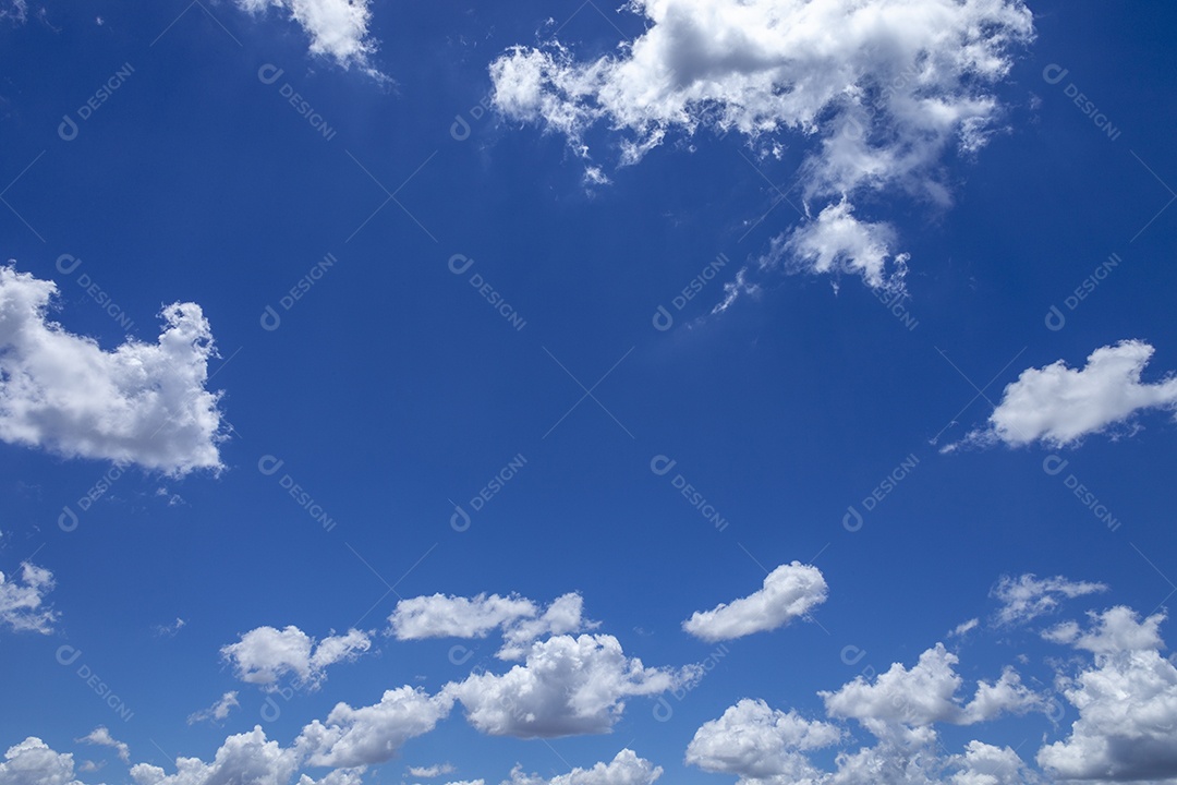 Fundo de céu azul com nuvens