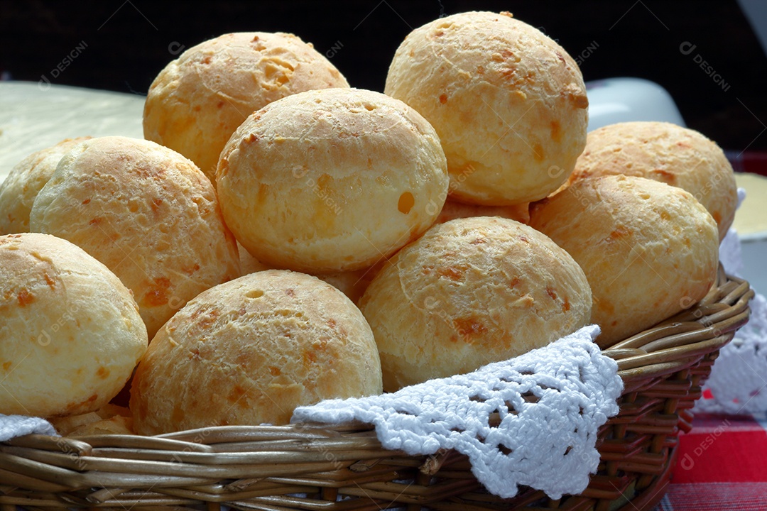 Cestinha de madeira com biscoito de queijo