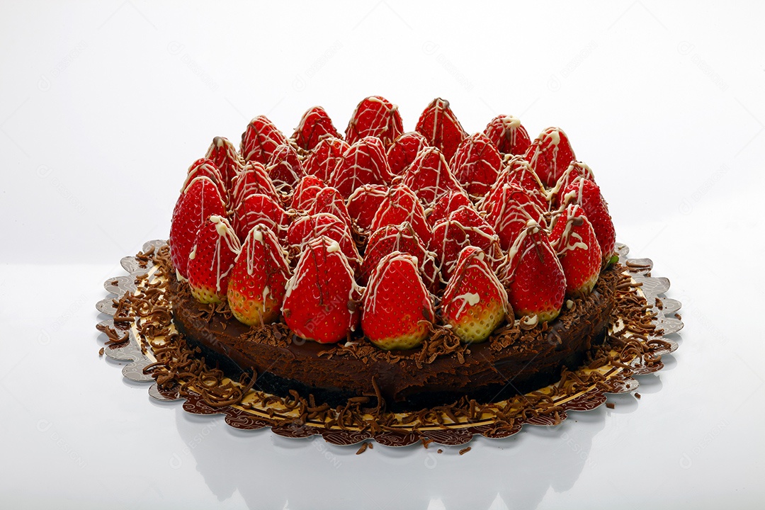 Bolo de chocolate decorado com morangos frescos