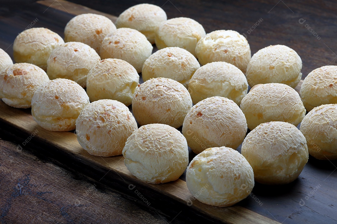 Pães de queijo delicioso tradicional sobre mesa de madeira