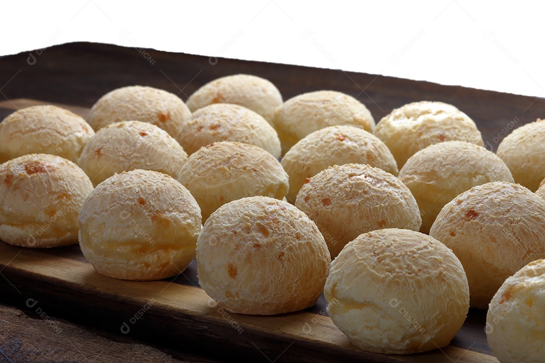 Pães de queijos sobre mesa de madeira