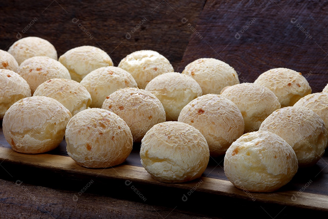 Mesa de madeira com pães de queijo assado