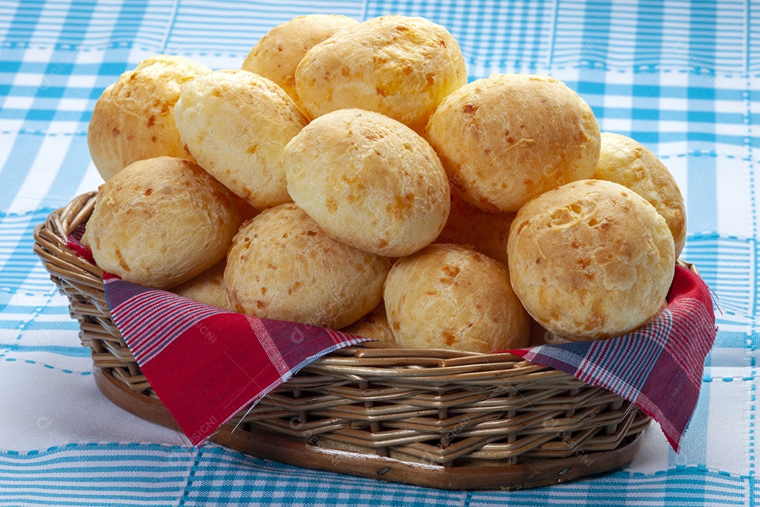 Cesta com pães de queijo