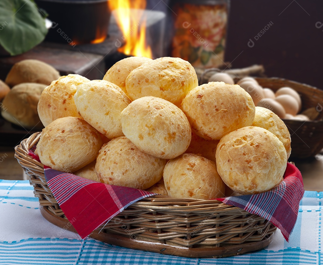 Cesta de vime com biscoito de queijo tradicional