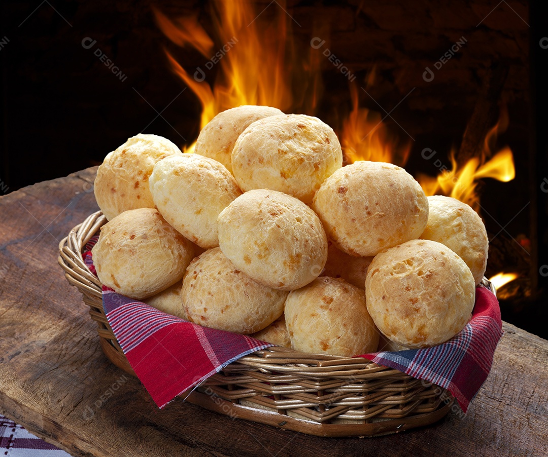 Cesta de vime com biscoito de queijo tradicional