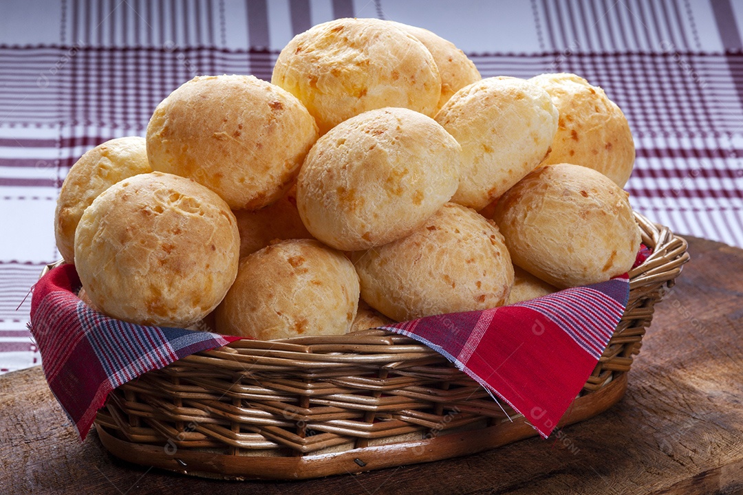Cesta de vime com biscoito de queijo tradicional