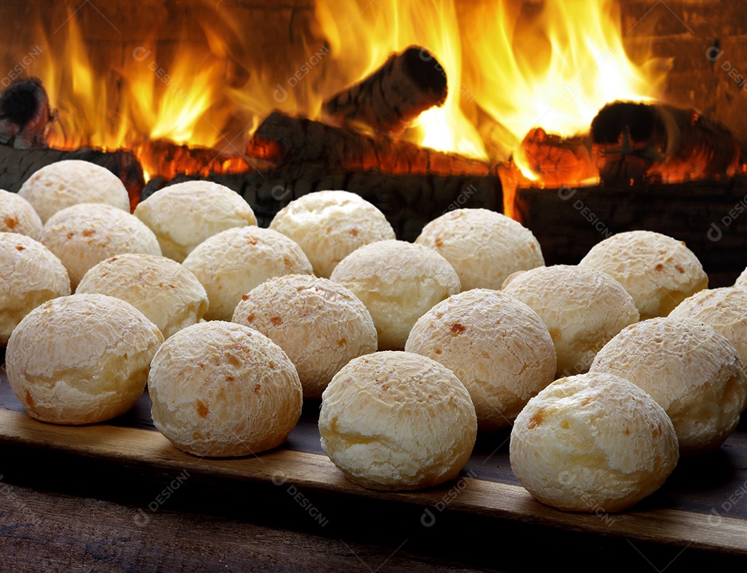 Biscoito de queijo sobre tábua de madeira