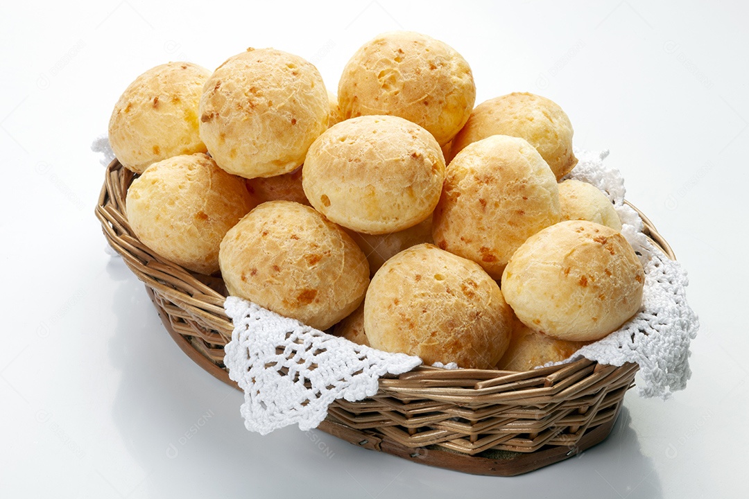 Cesta de vime com muitos pães de queijo