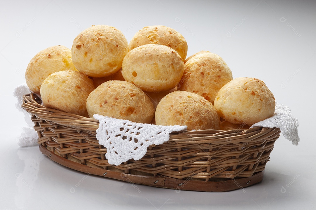 Cesta de vime com muitos pães de queijo