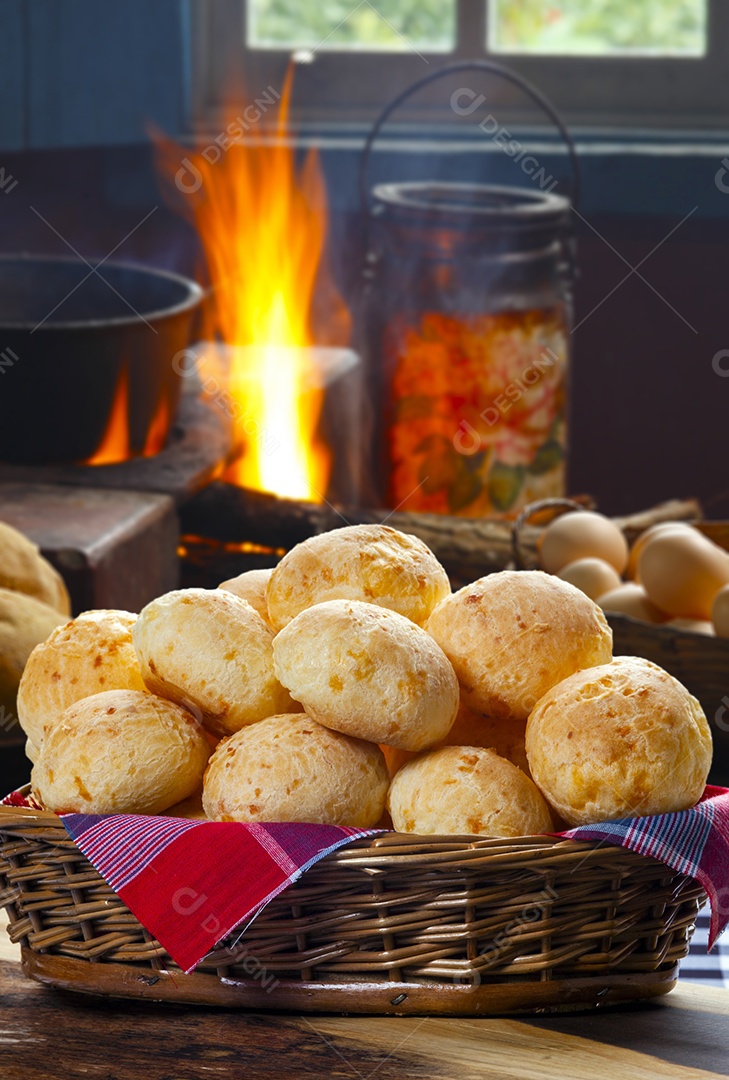 Deliciosos pães de queijo dentro de uma cesta