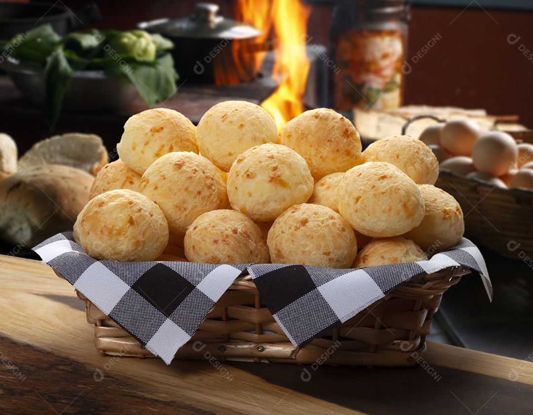 Cesta de vime com muitos pães de queijo