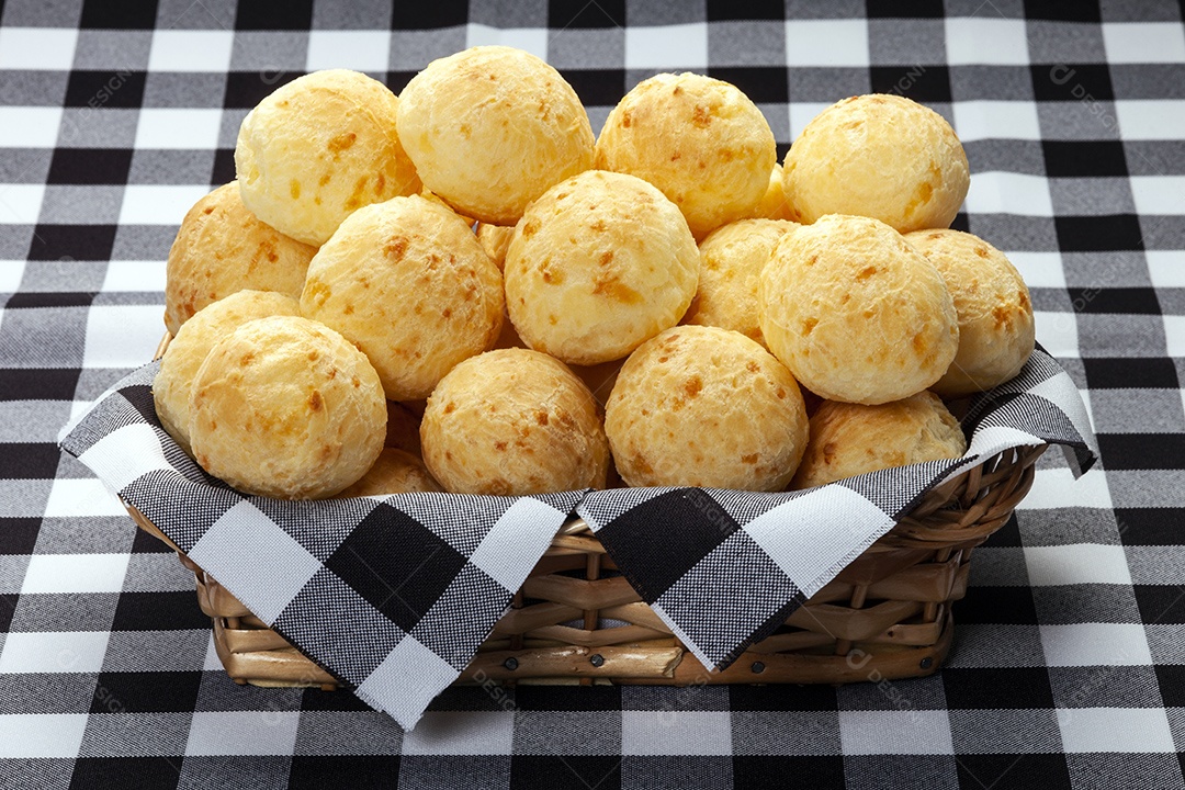 Cesta de pães de queijo tradicional