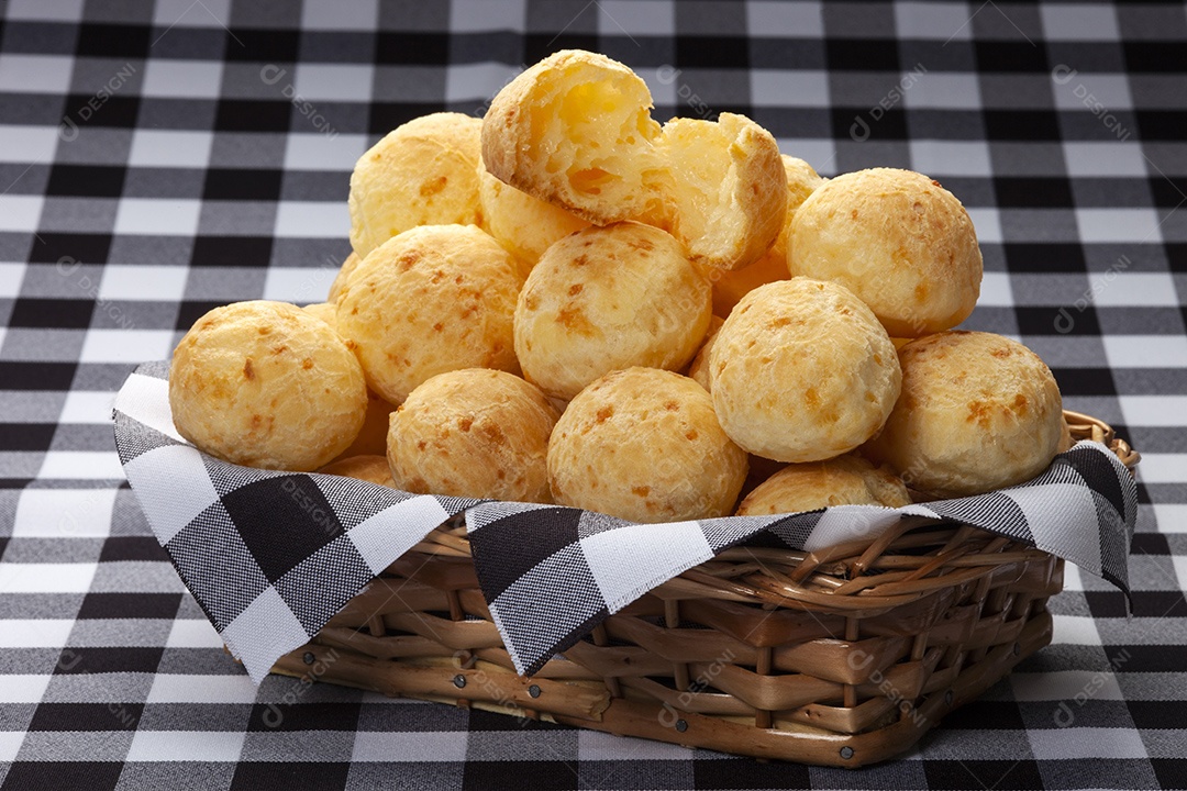 Muitos pães de queijo na cesta