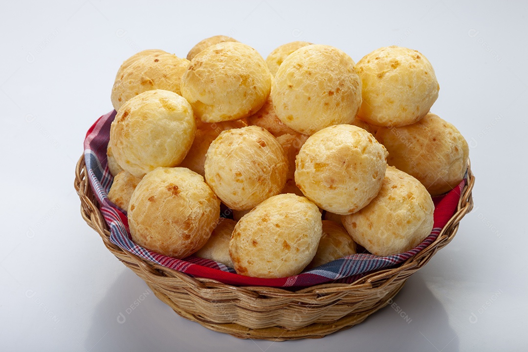 Cesta de pães de queijo tradicional
