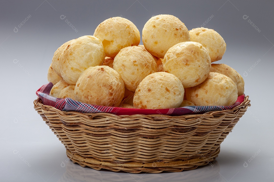 Cesta com muitos pães de queijo