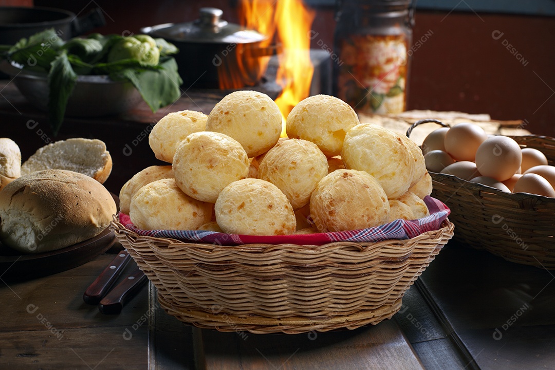 Cesta com pães de queijo