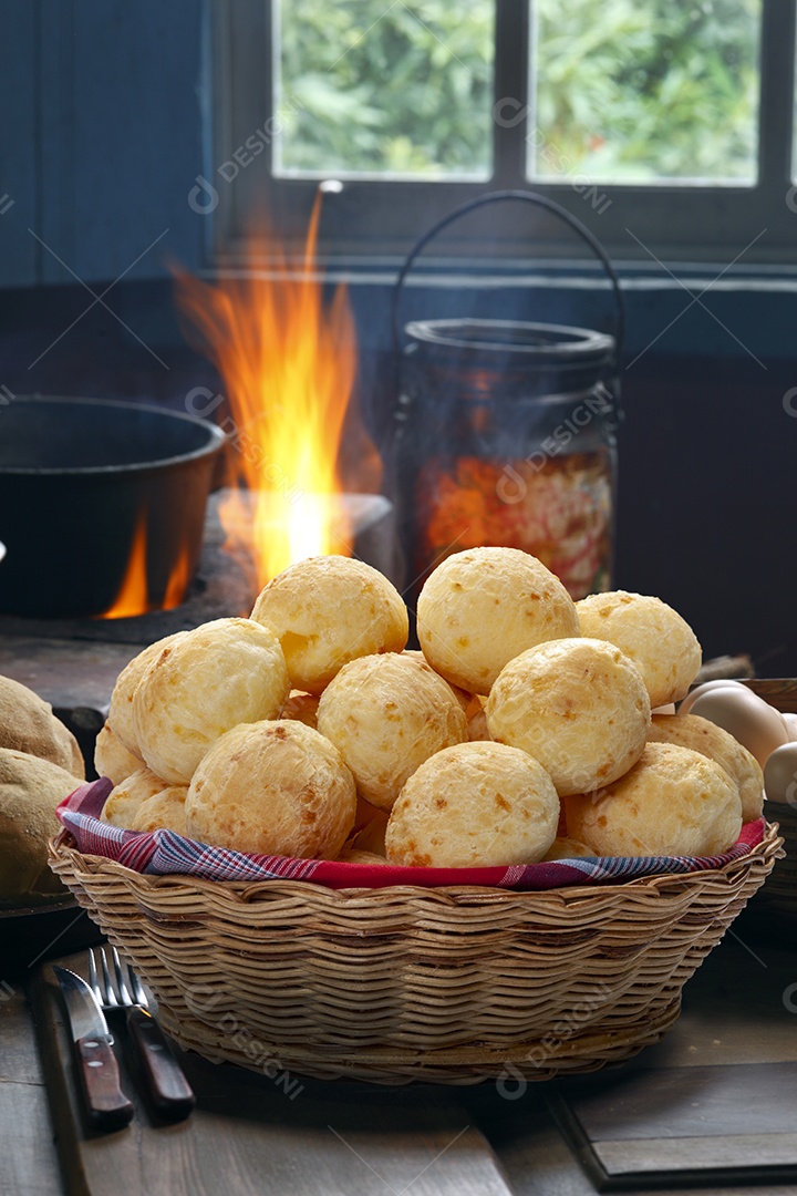 Cesta com pães de queijo delicioso
