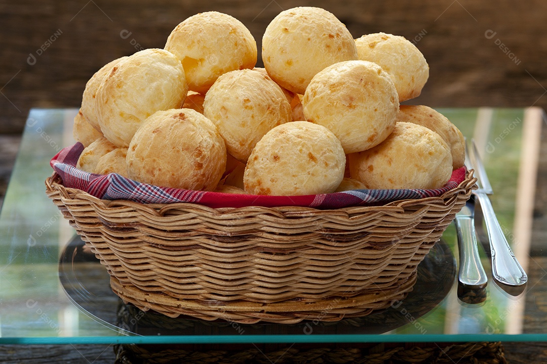 Cesta com pães de queijo