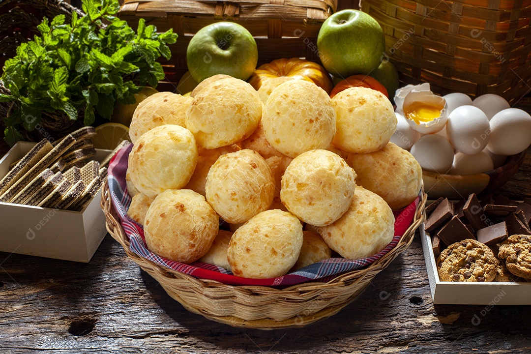 Mesa com cesta de pão de queijo cheia