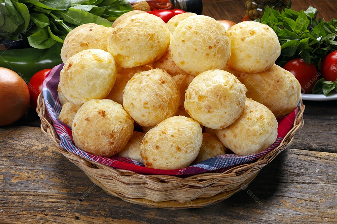 Pães de queijo dentro de cesta de vime