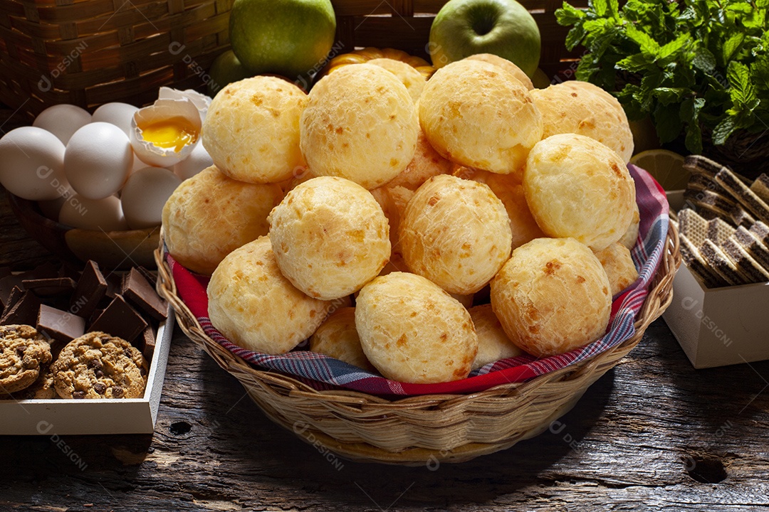 Pães de queijo dentro de cesta de vime