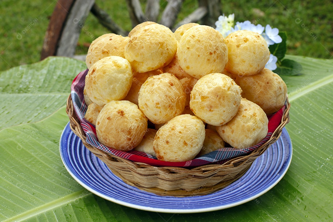 Pães de queijo dentro de cesta de vime