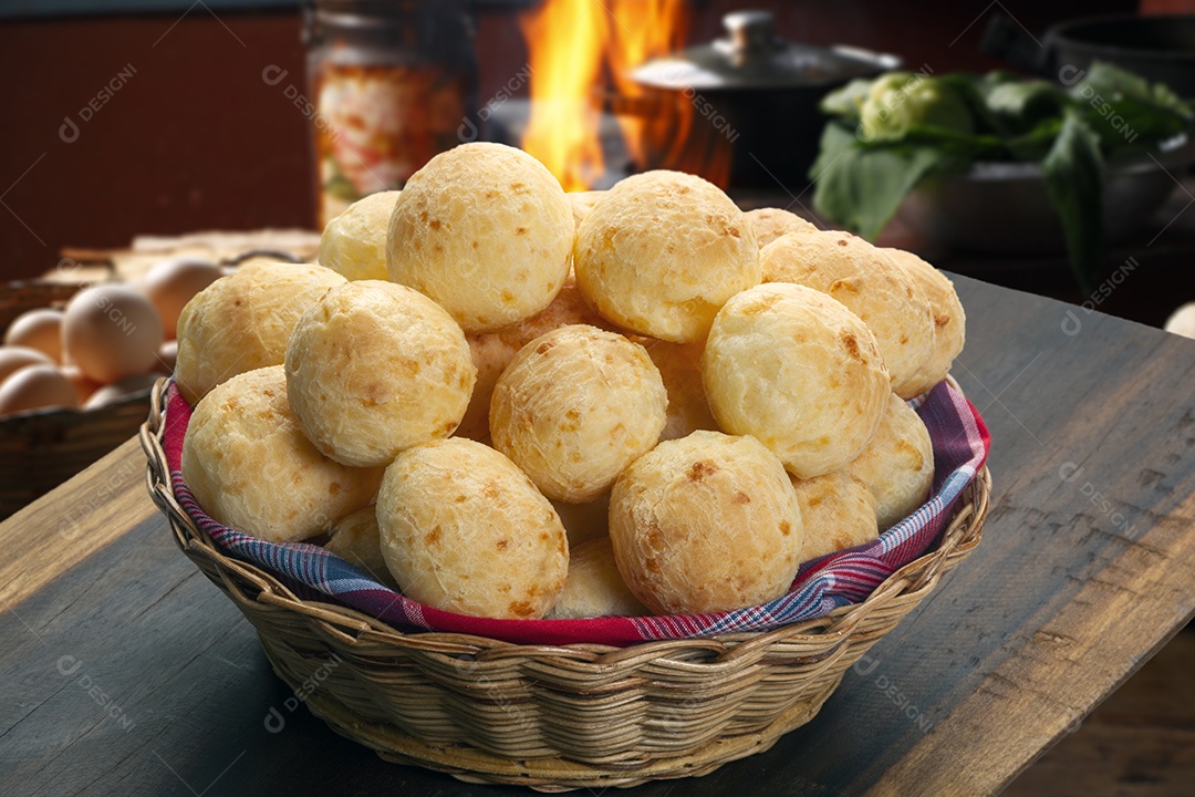Cesta de vime com pães de queijo tradicional
