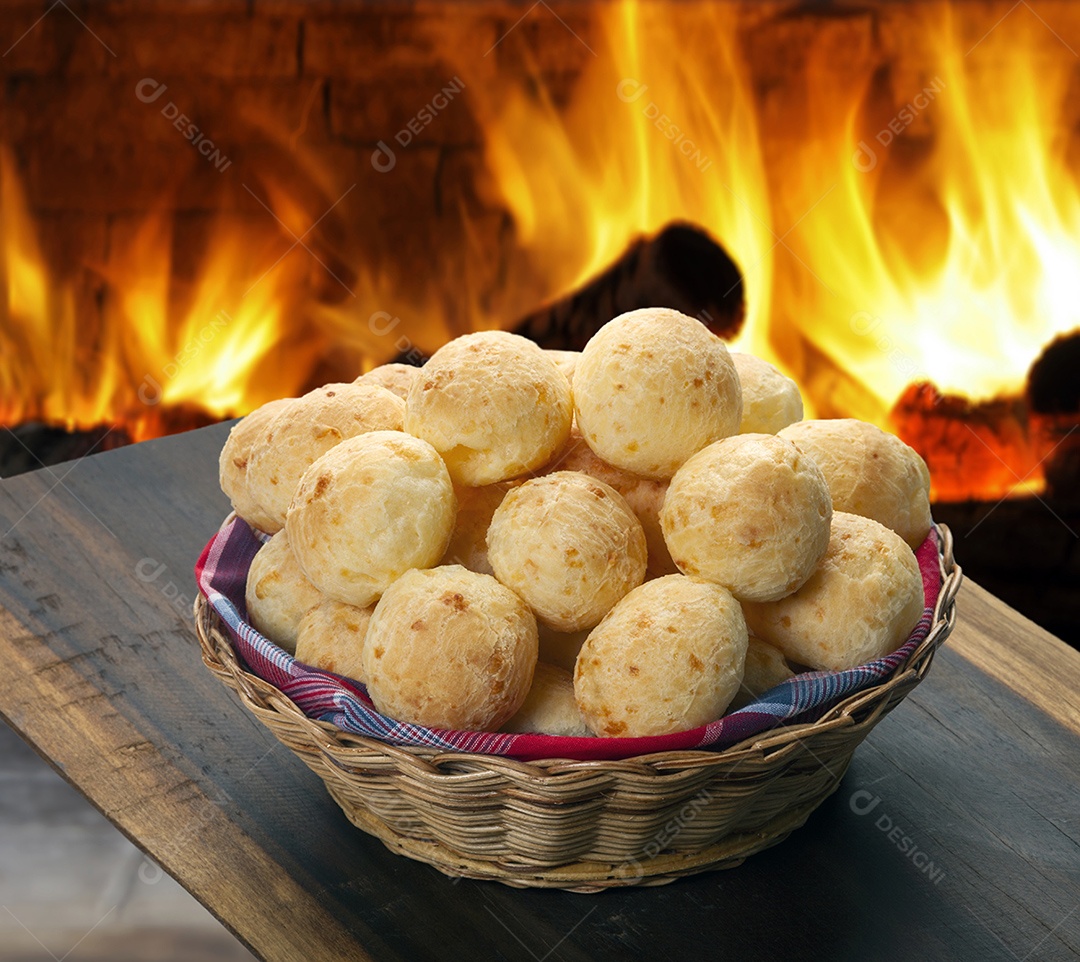 Cesta de vime com pães de queijo tradicional