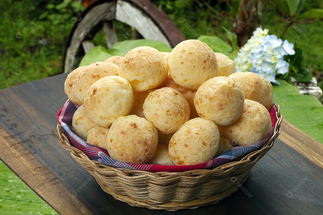 Cesta de vime com pães de queijo tradicional