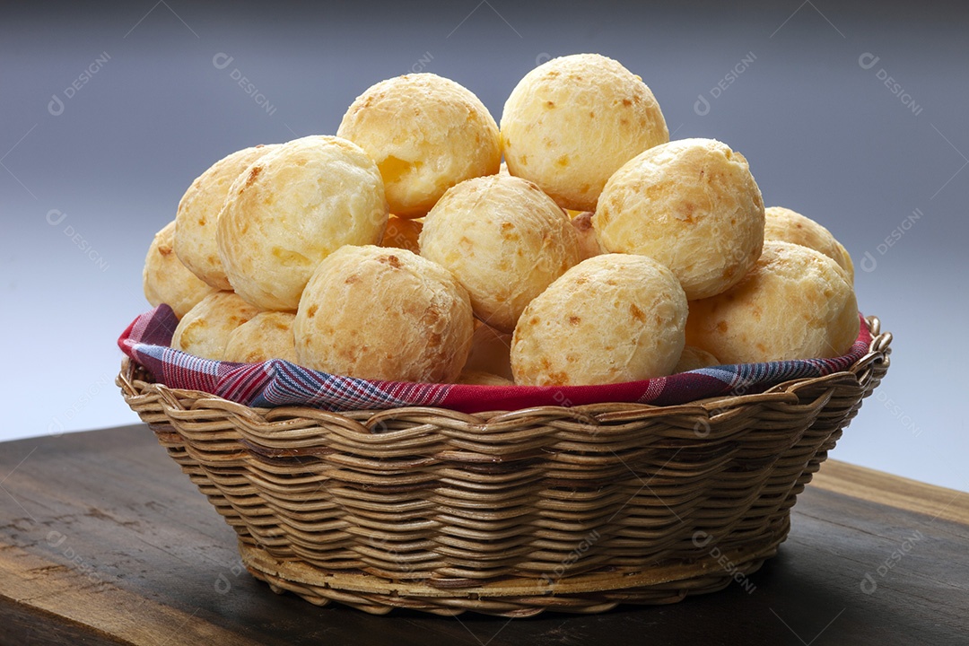 Cesta de vime com pães de queijo tradicional