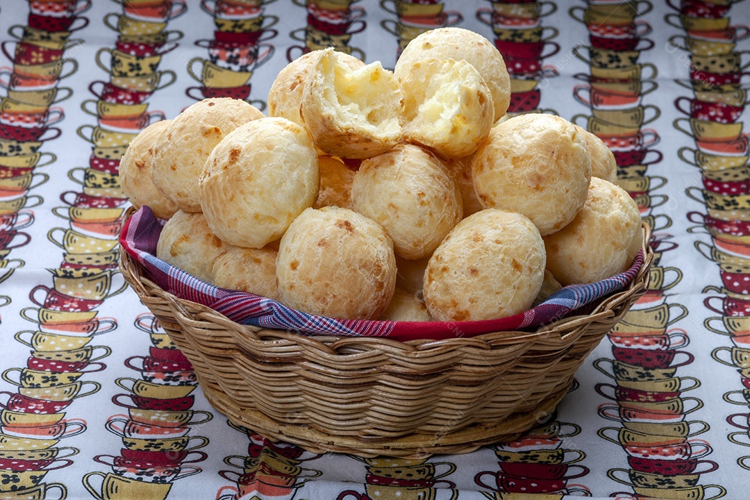 Cesta de pães de queijo tradicional