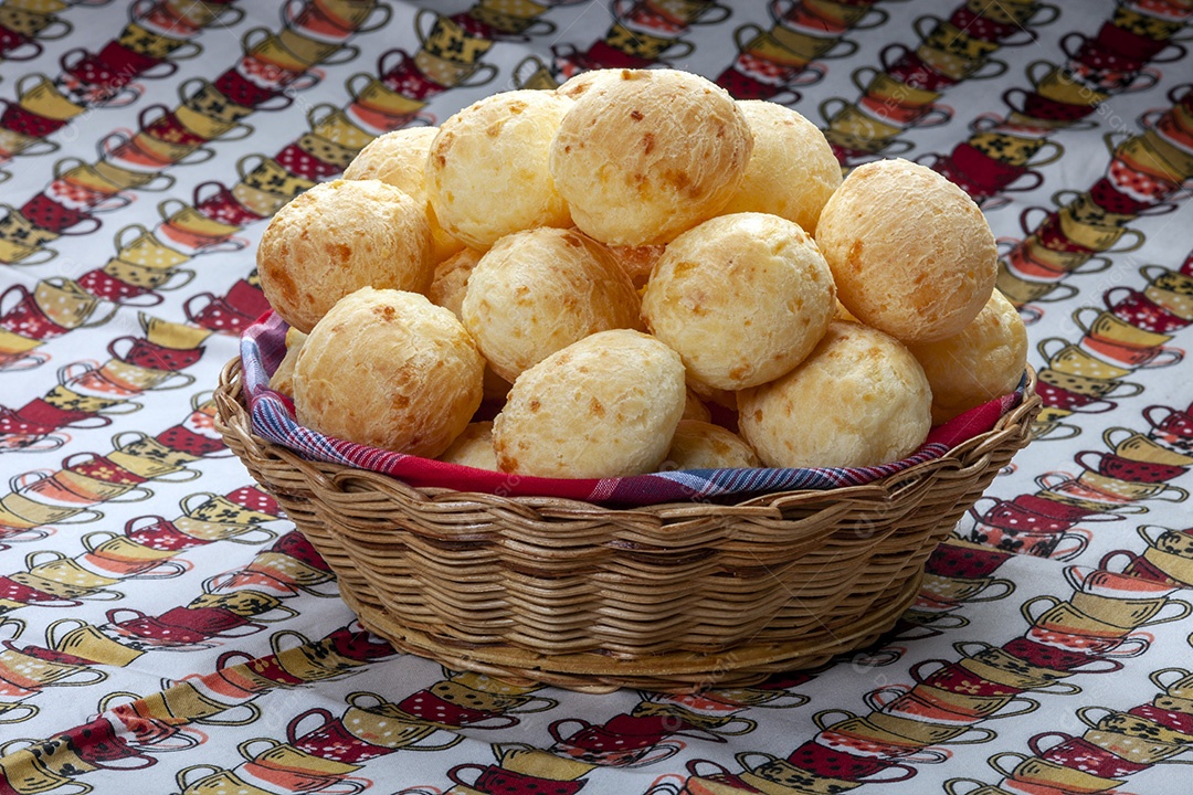 Cesta com pães de queijo
