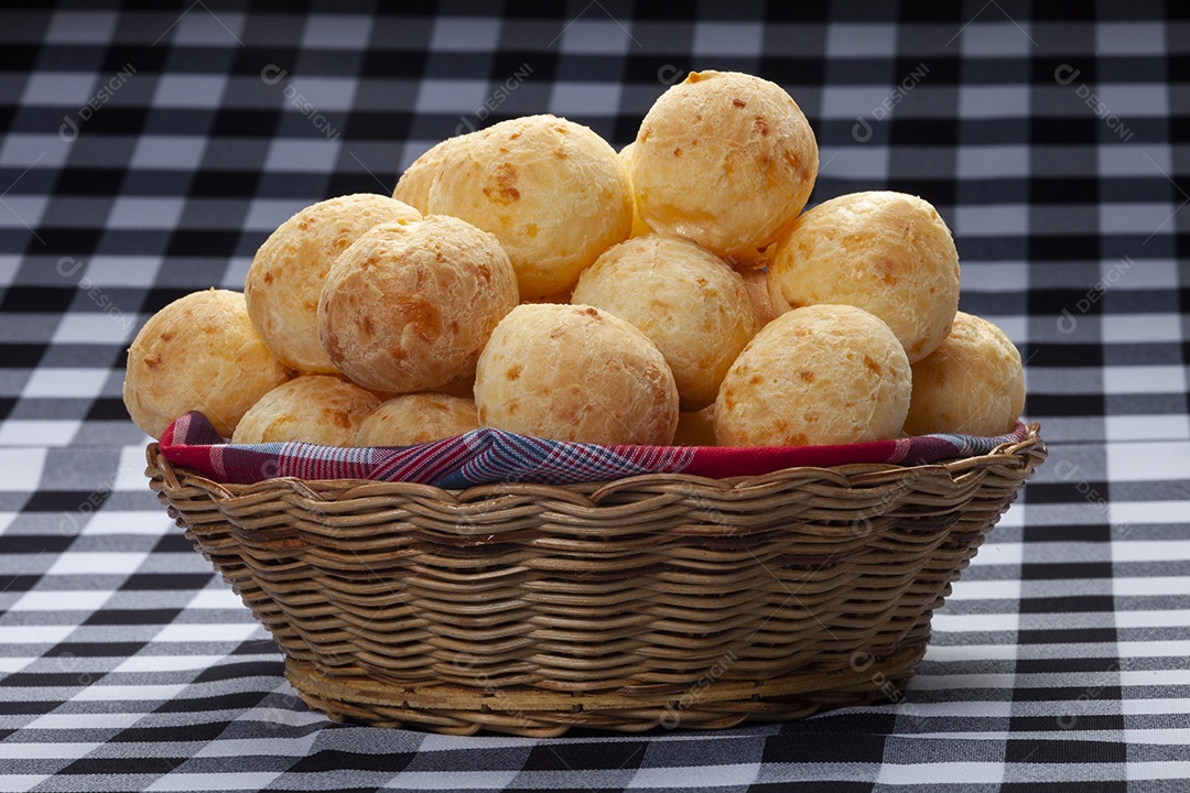 Cesta de vime com pães de queijo tradicional