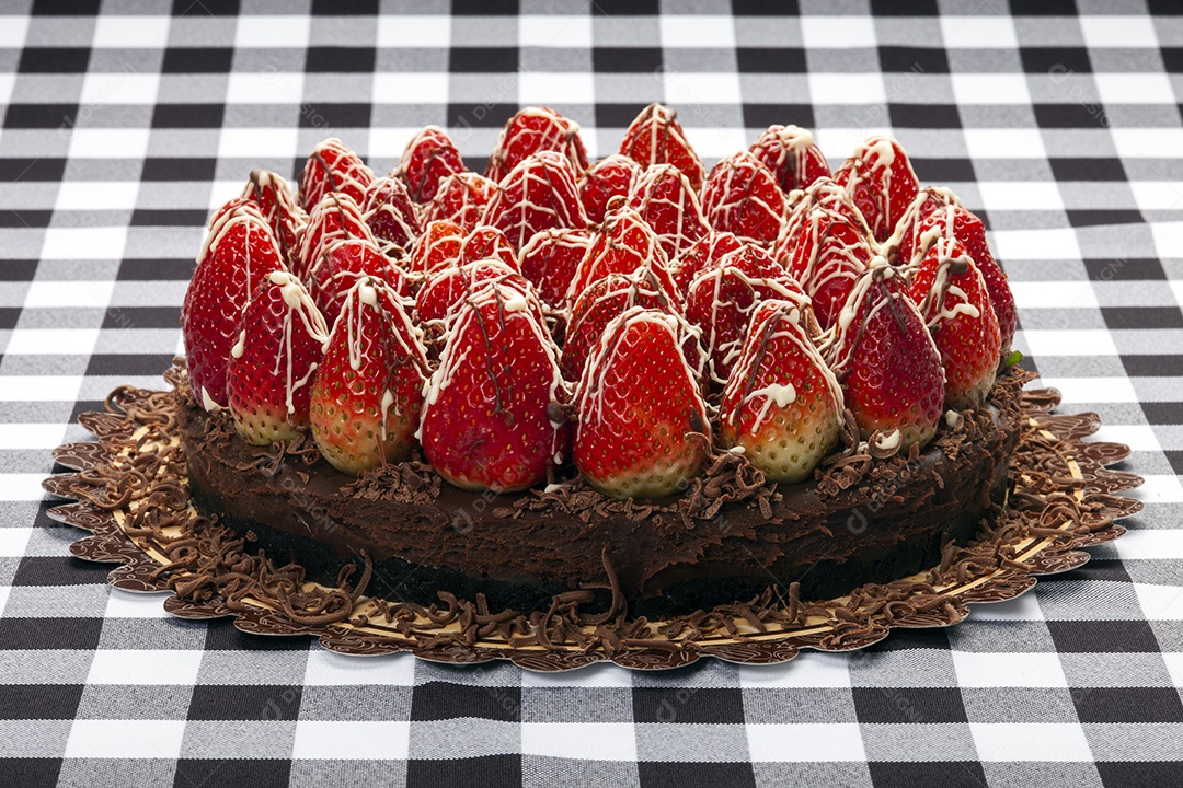 Bolo de chocolate decorado com morangos frescos