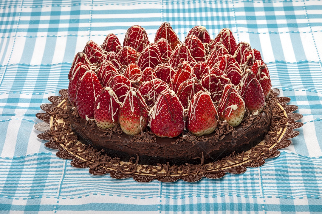 Bolo de chocolate decorado com morangos frescos