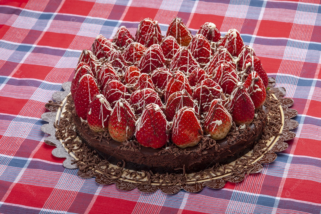 Bolo de chocolate decorado com morangos frescos