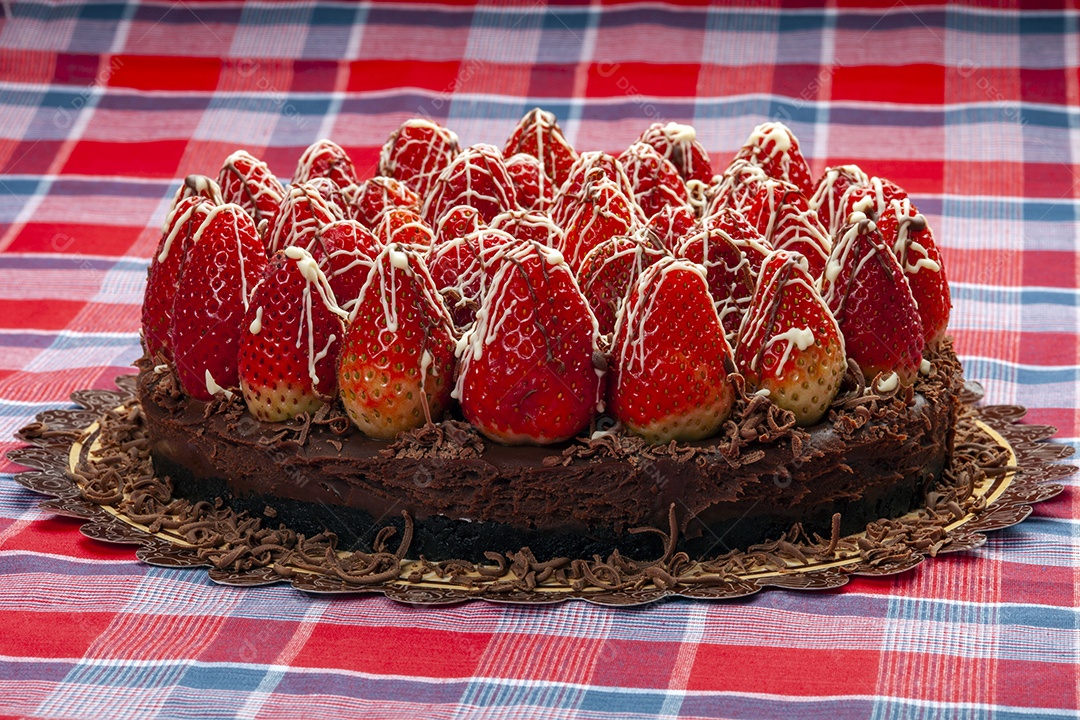 Bolo de chocolate decorado com morangos frescos