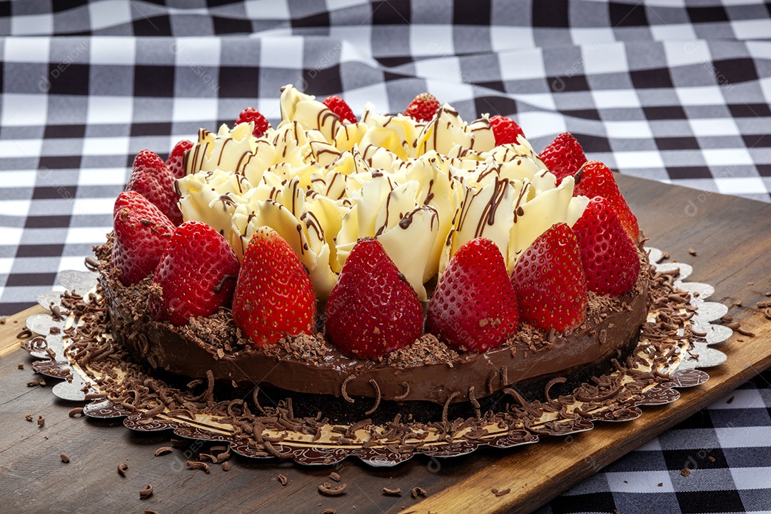 Bolo de chocolate decorado com morangos frescos