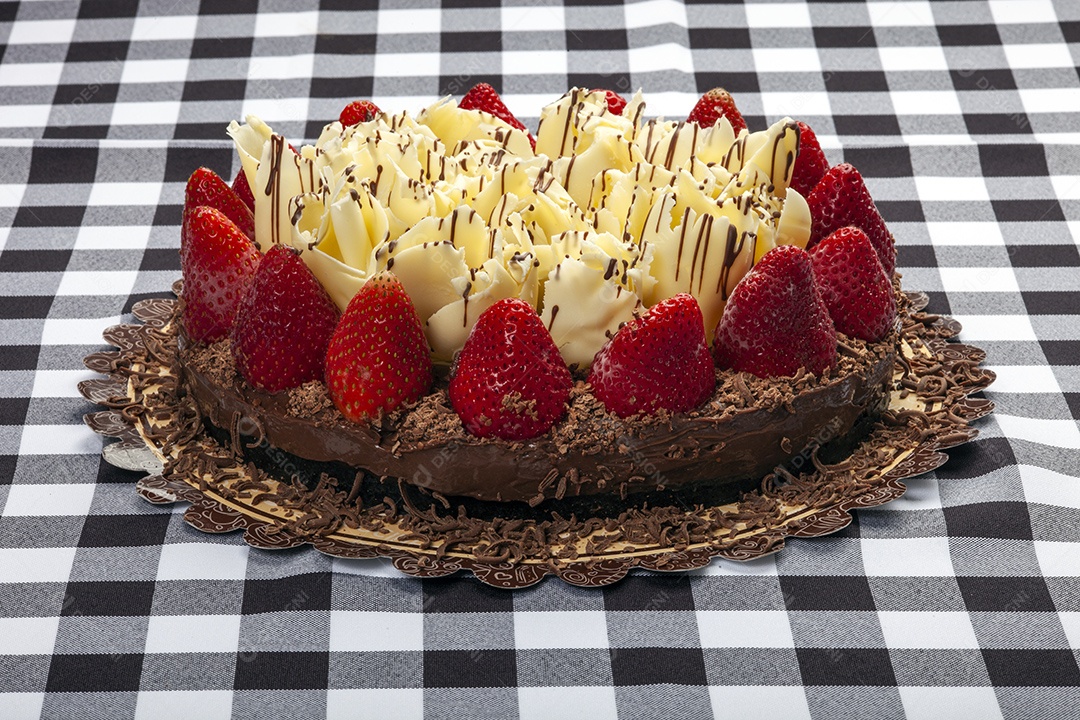 Bolo de chocolate decorado com morangos frescos