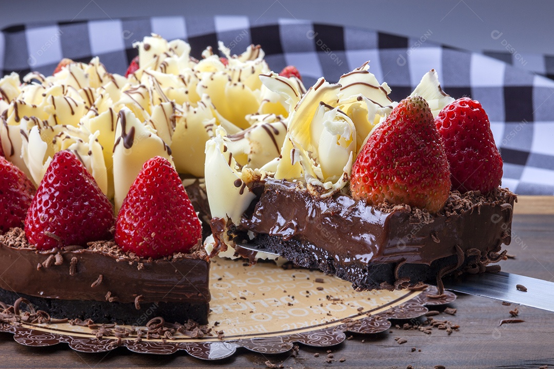Bolo de chocolate decorado com morangos frescos