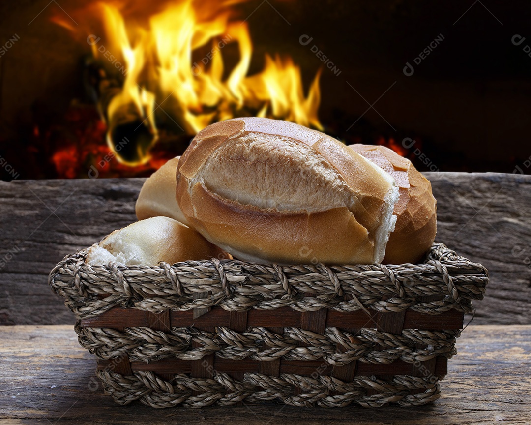 Cestinha de vime com deliciosos e tradicionais pães francês