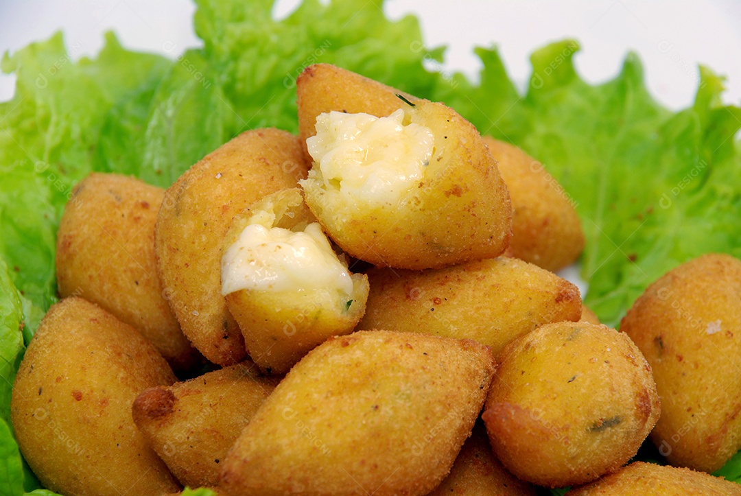 Delicioso lanche brasileiro mandioca e carne