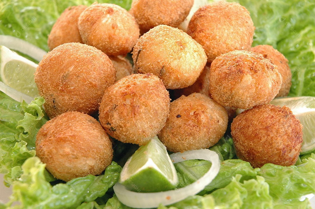 Bolinhos de bacalhau com alface