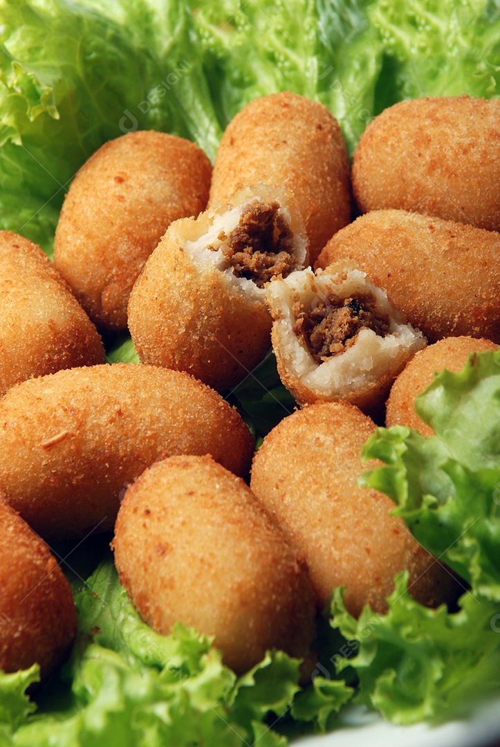 Delicioso lanche brasileiro mandioca e carne