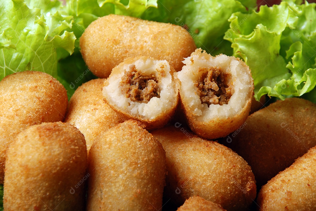 Delicioso lanche brasileiro mandioca e carne