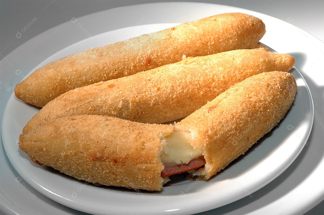 Rolinho de salsicha com queijo