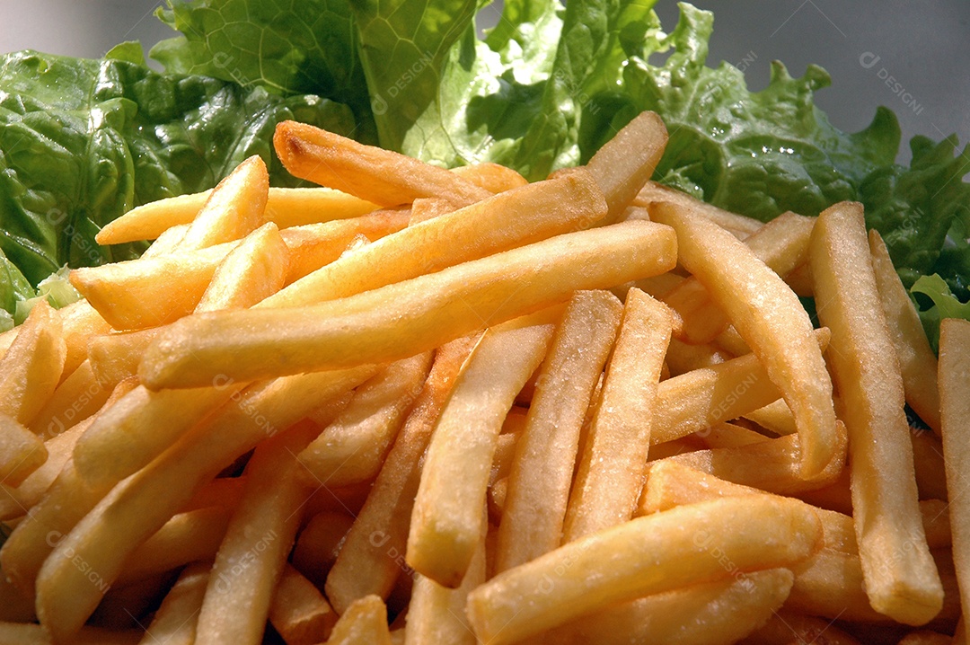 Porção de batatas fritas com alface