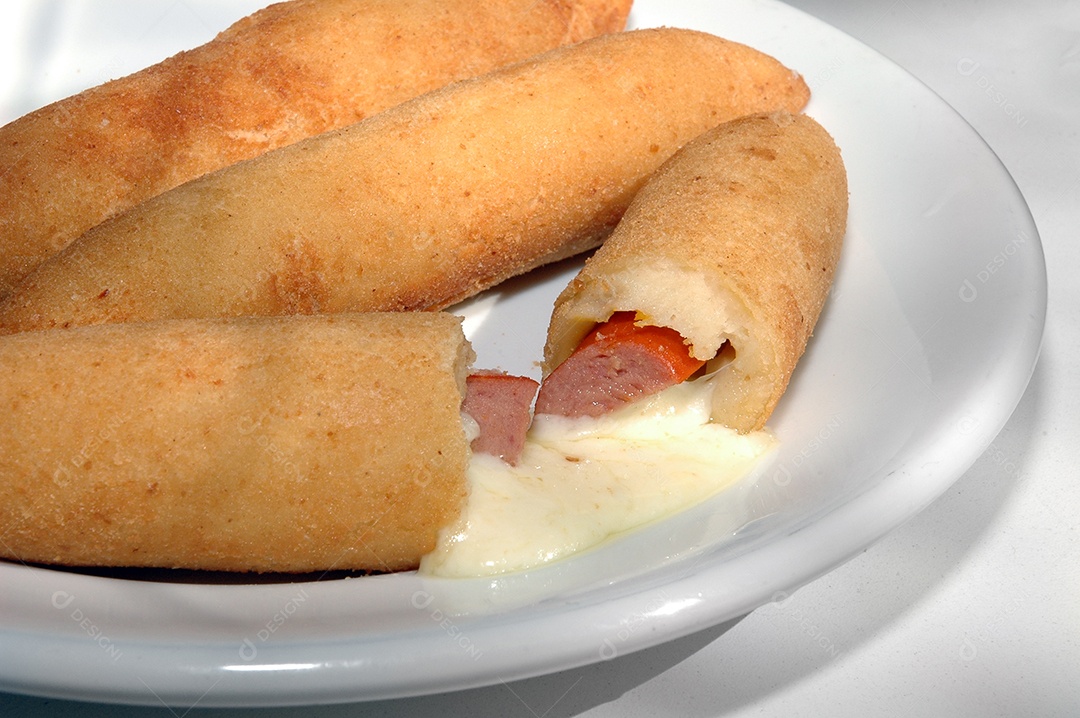 Rolinho de salsicha com queijo