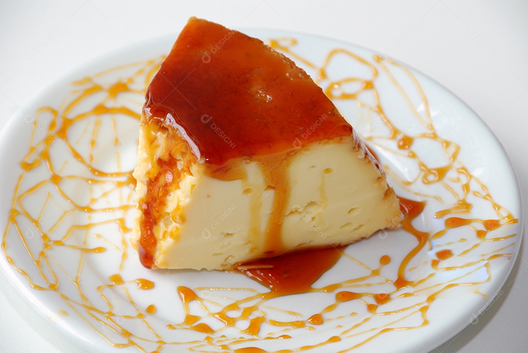 Fatia de pudim de leite com calda de caramelo