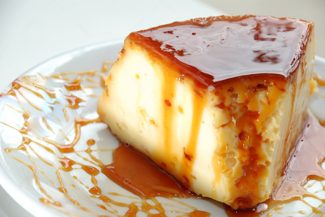 Fatia de pudim de leite com calda de caramelo
